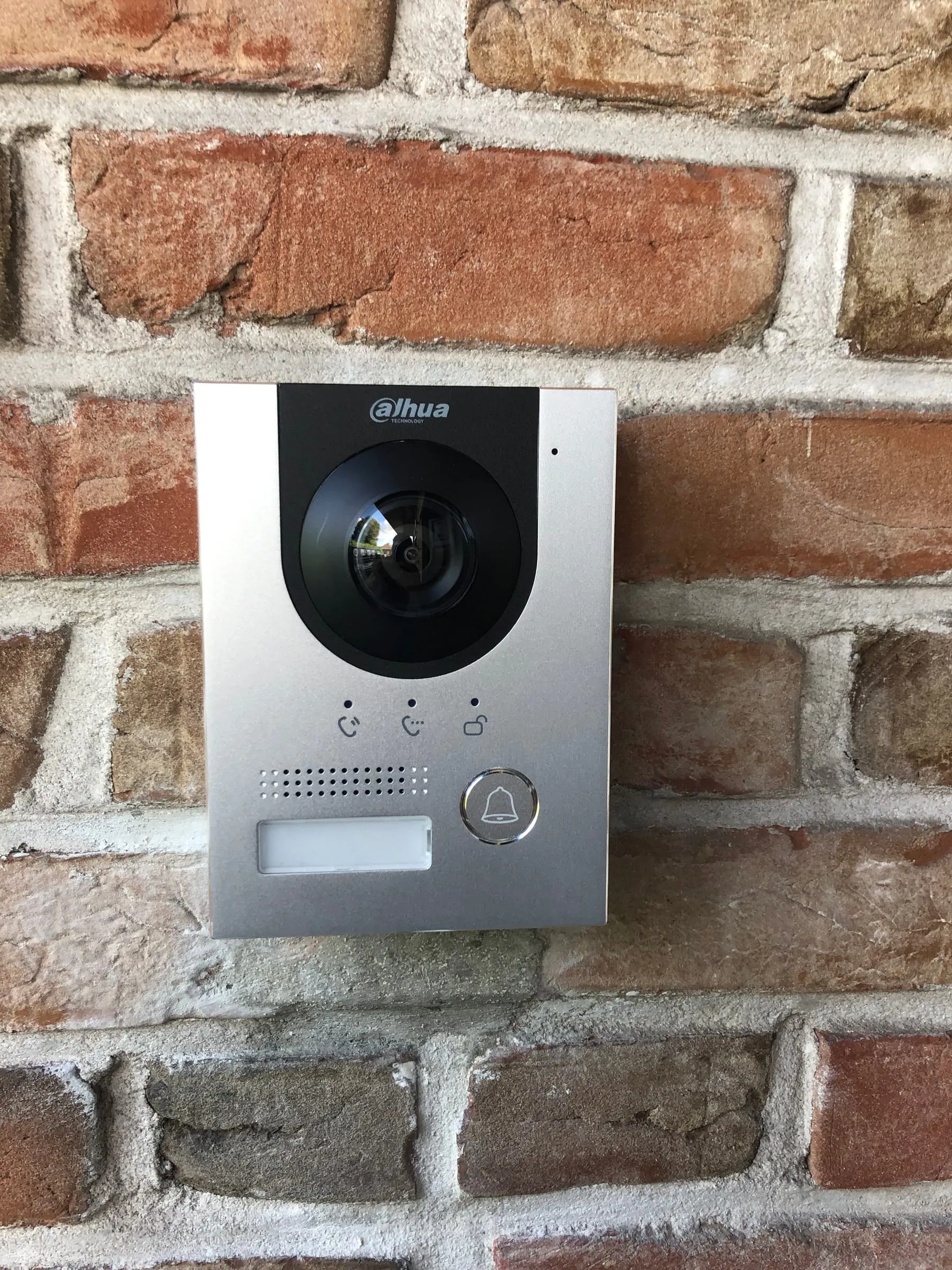 Videofonie met buitenpost en binnenpost bij een woning in Evergem, geplaatst door dV Security, foto 1 van 2