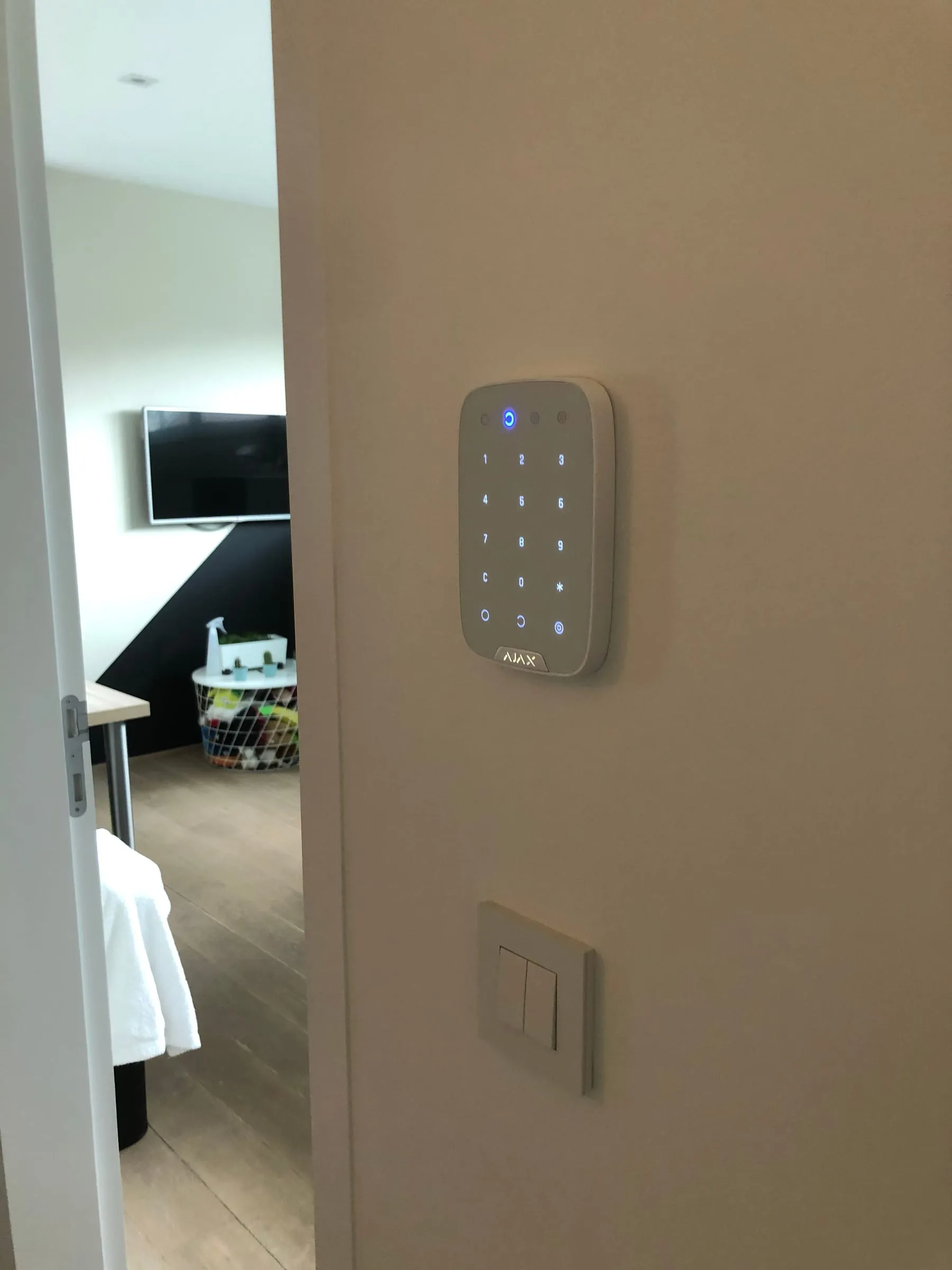 Draadloos alarmsysteem met codeklavier en fotoverificatie, geplaatst door dV Security, foto 2 van 4