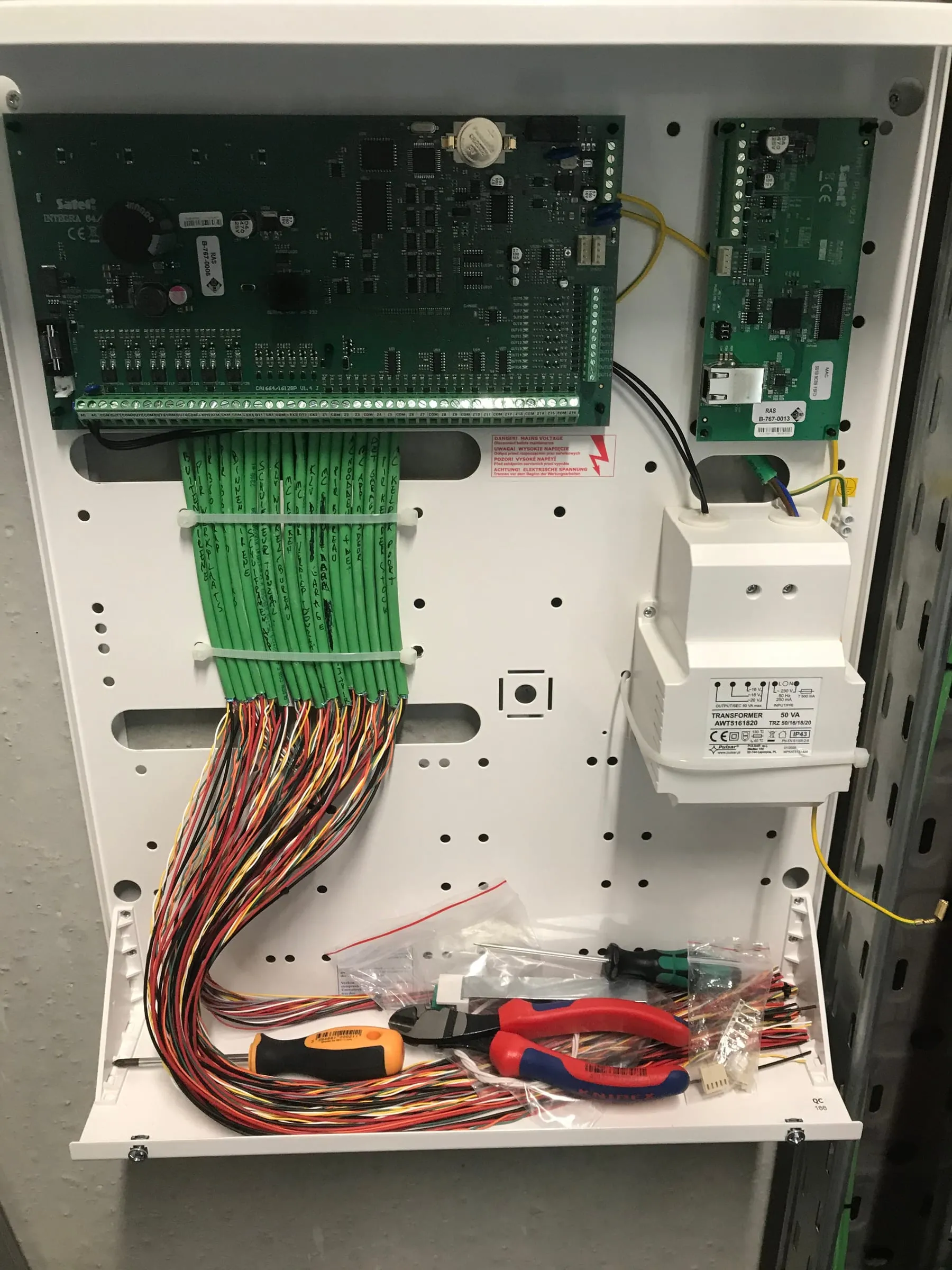 Bekabeld alarmsysteem geplaatst door dV Security in Waarschoot, Lievegem, foto 2 van 4