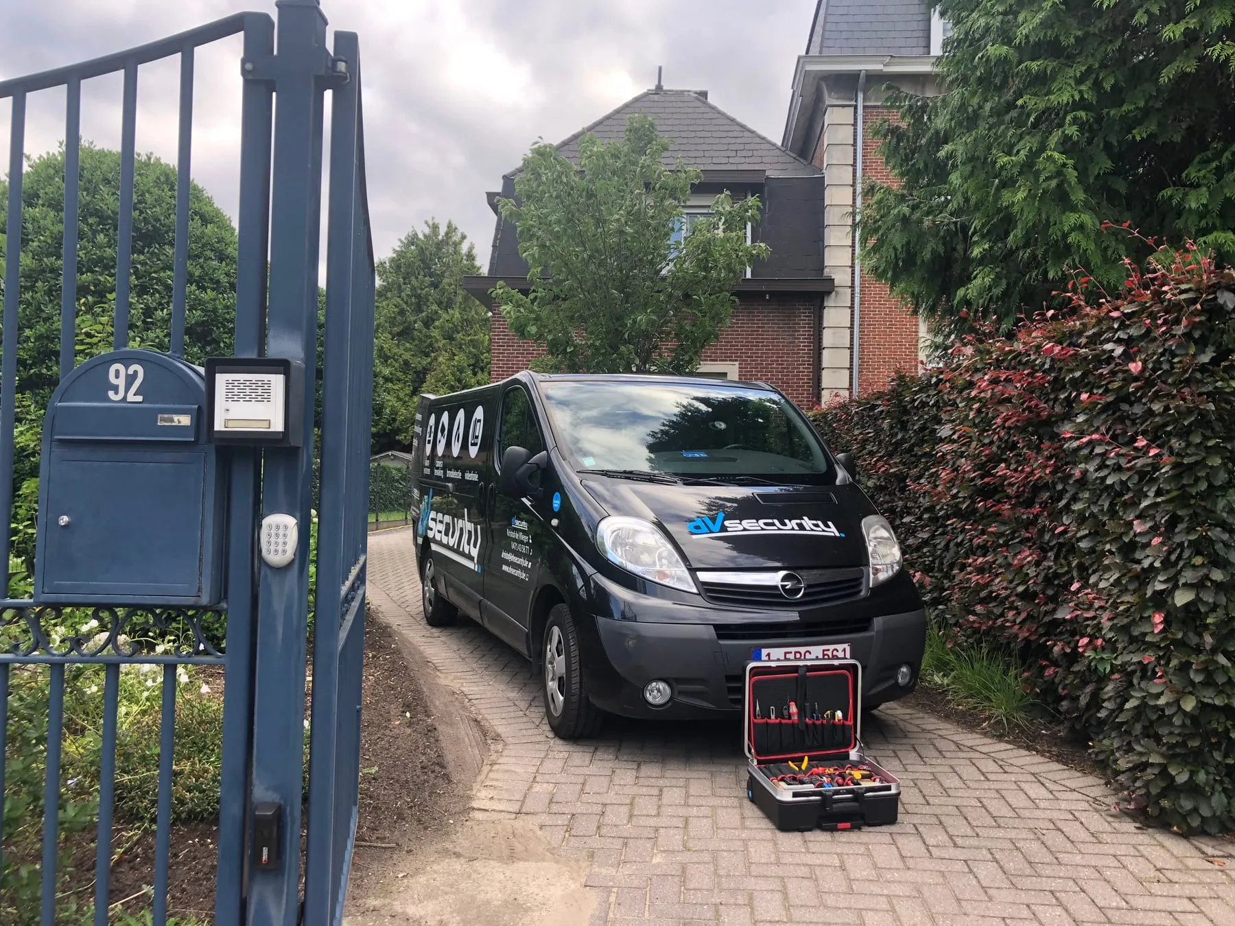 De bestelwagen van dV Security op de oprit van een woning, met de gereedschapskoffer open